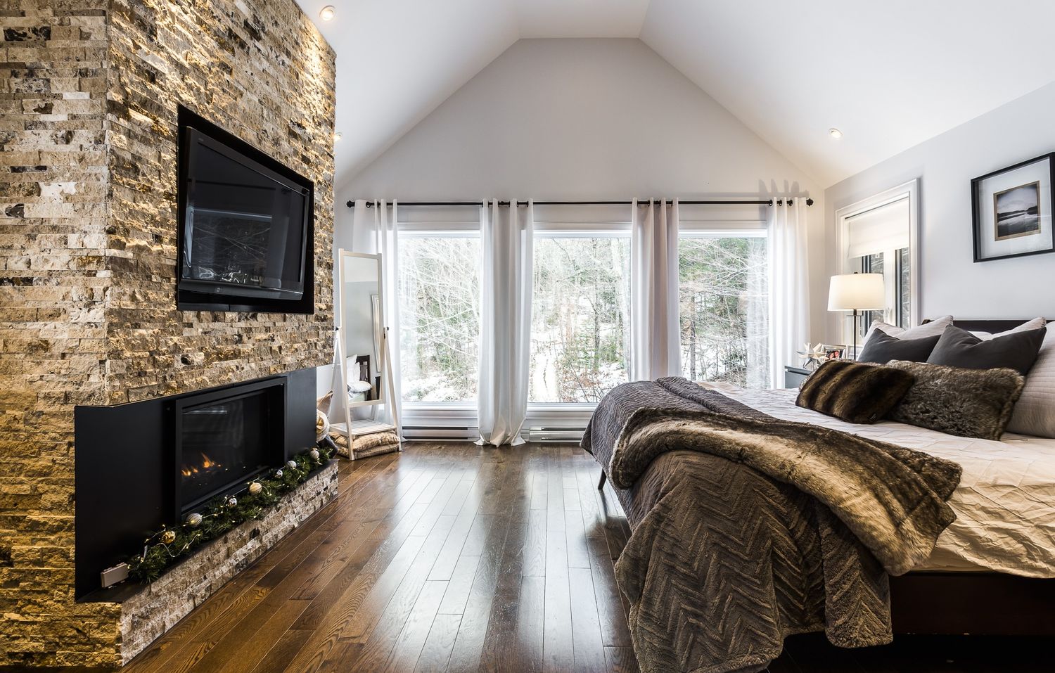 Bedroom from a Home extensions project near Saint-Jerome (Laurentides) by Mara Design