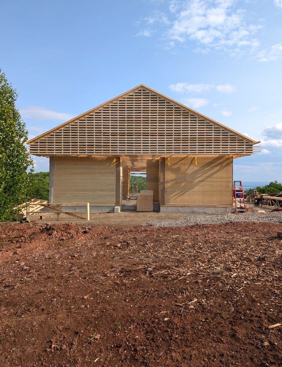 Construcción de muros de un proyecto de tipo Viviendas unifamiliares cerca de Gaspésie - Îles-de-la-Madeleine por atelier vert forêt