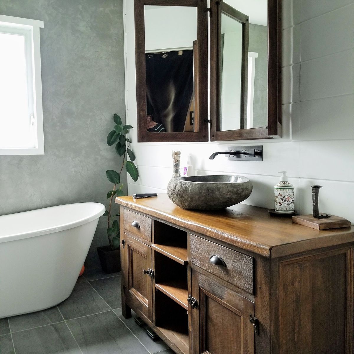 Bathroom from a Furniture project near Drummondville (Centre-du-Québec) by LE FUTUR ANTÉRIEUR, antiquités, restauration