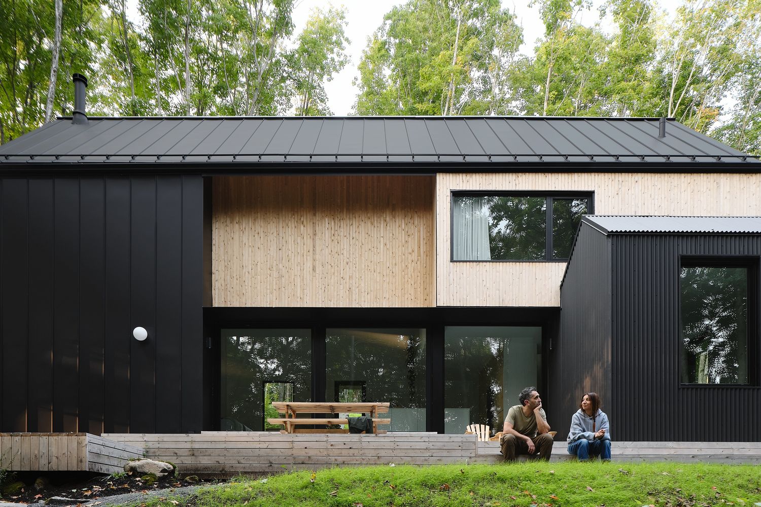 Fachada frontal de un proyecto de tipo Viviendas unifamiliares cerca de Granby - Bromont - Cowansville por Stroph Architecture & Design