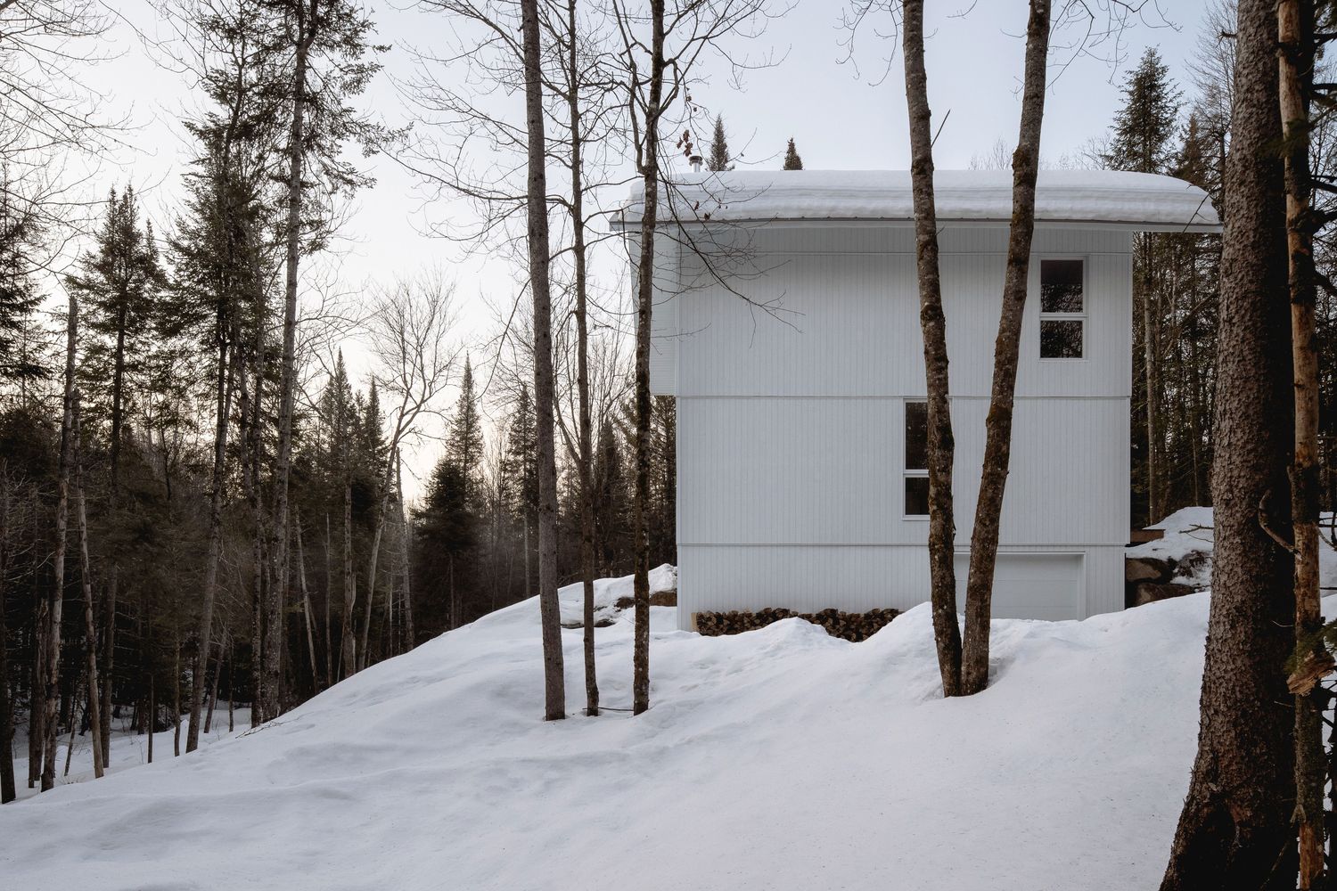 Patio trasero de un proyecto de tipo Viviendas unifamiliares cerca de Saint-Jérôme (Laurentides) por Atelier L'Abri