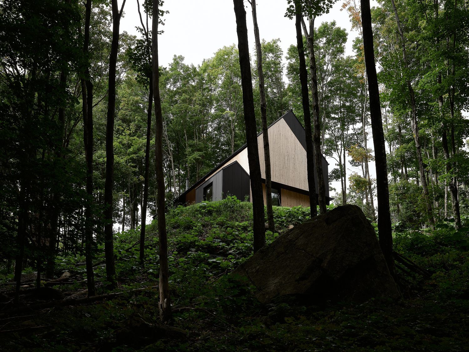 Fachada frontal de un proyecto de tipo Viviendas unifamiliares cerca de Granby - Bromont - Cowansville por Stroph Architecture & Design
