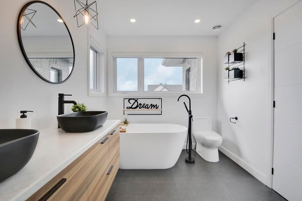 Salle de bain d'un projet de Fenêtres près de Québec/Lévis (Ville de Québec) de Giguère Portes et Fenêtres Inc.