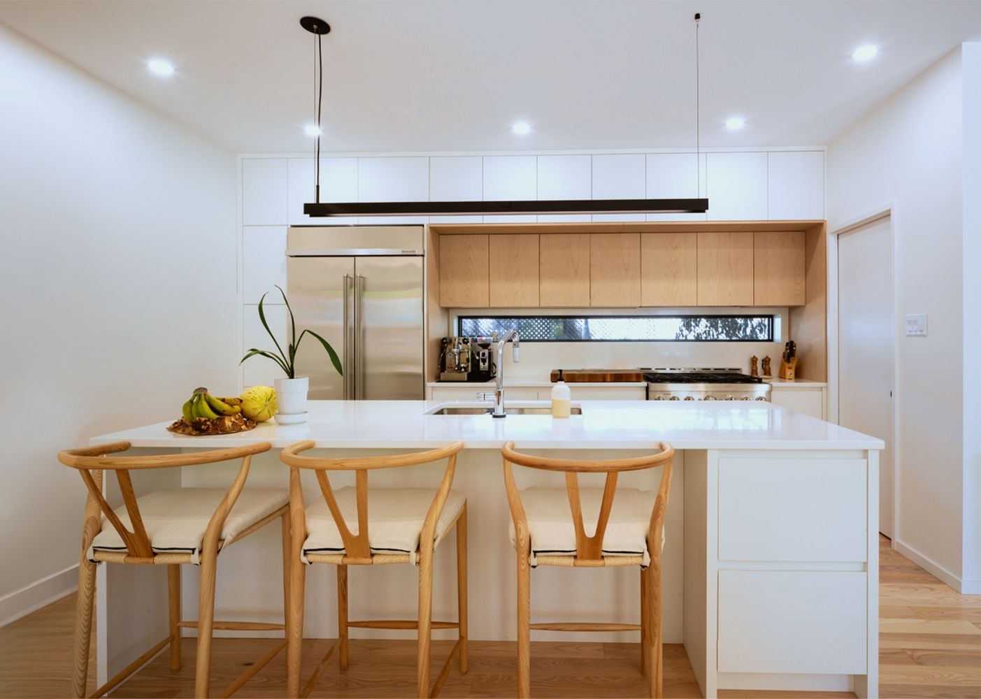 Cocina de un proyecto de tipo Viviendas unifamiliares cerca de Gatineau (Outaouais) por Studio MMA Architects