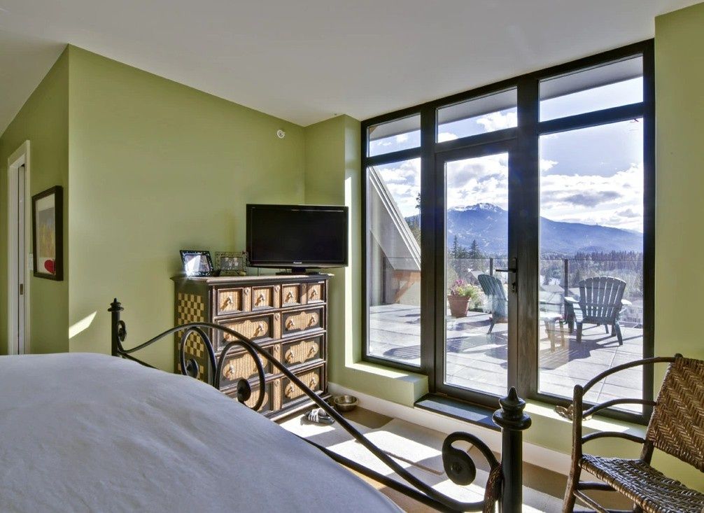 Dormitorio de un proyecto de tipo Viviendas unifamiliares cerca de Squamish - Whistler por RDC Fine Homes