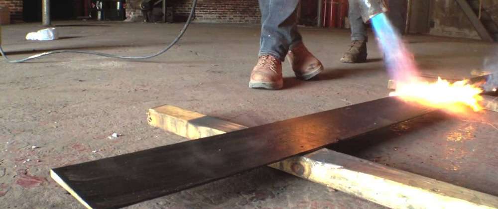 Fabrication artisanale d'un bardage en bois brûlé Shou Sugi Ban