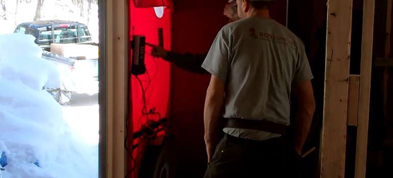 Test d'infiltrométrie pour vérifier l'étanchéité à l'air d'une maison
