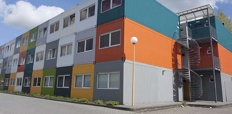 Maison construite à partir de conteneurs maritimes empilés