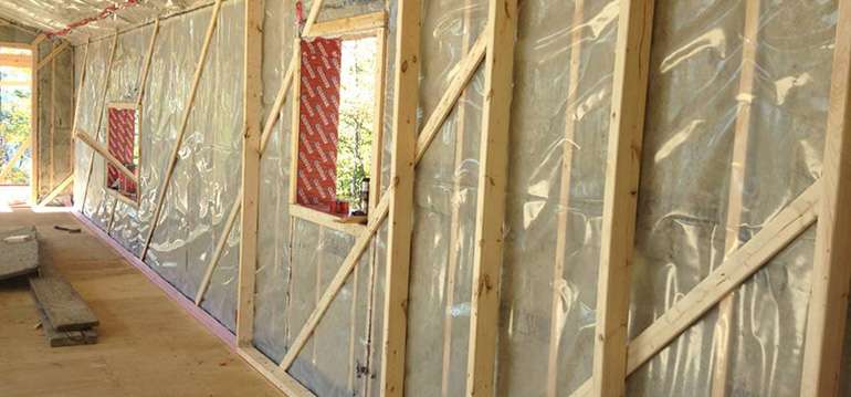 Construction d'un mur double pour une maison passive solaire hors-réseau