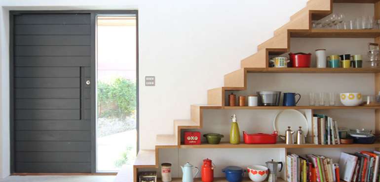 Étagères de rangement intégrées dans un escalier