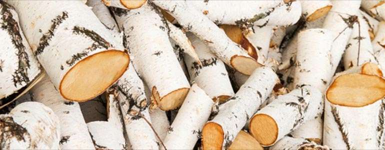 Le bois de chauffage de bouleau blanc émet une chaleur moyenne lorsqu'il est brûlé