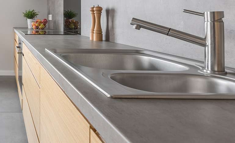 Un comptoir en stratifié imitant le béton