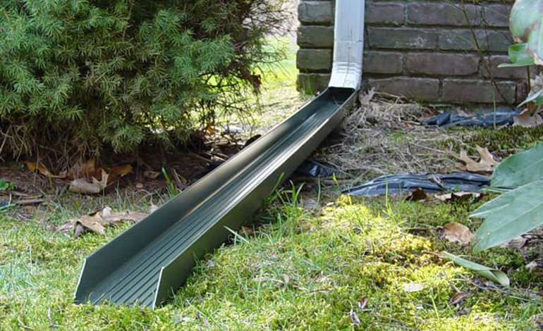 Les extensions de descente de gouttière préviennent les inondations de sous-sol