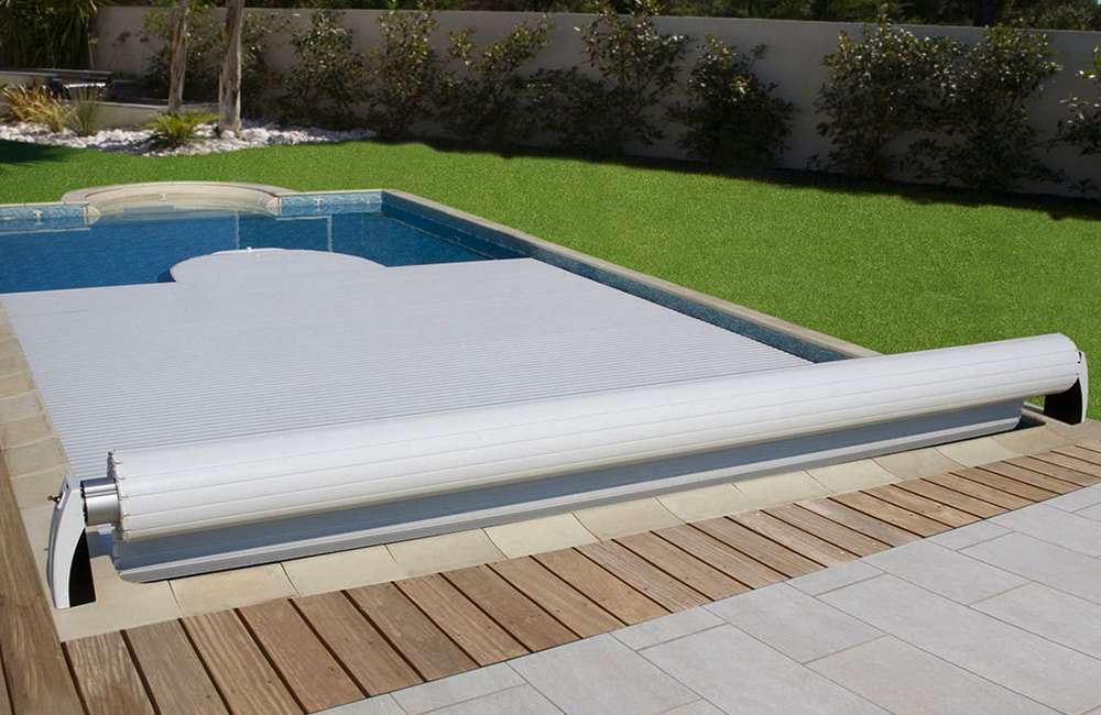 Les toiles de piscine gardent votre piscine propre et permettent d'économiser de l'argent et de l'énergie