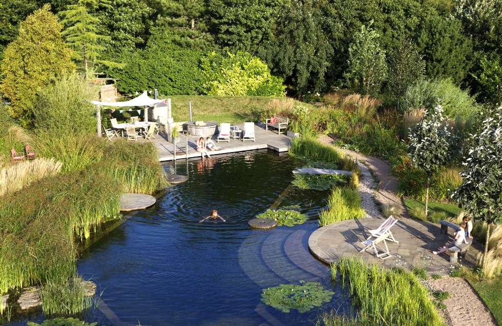 Les piscines naturelles chauffées au soleil sont la meilleure chose après vivre au bord d'un lac comme moyen d'économiser de l'énergie