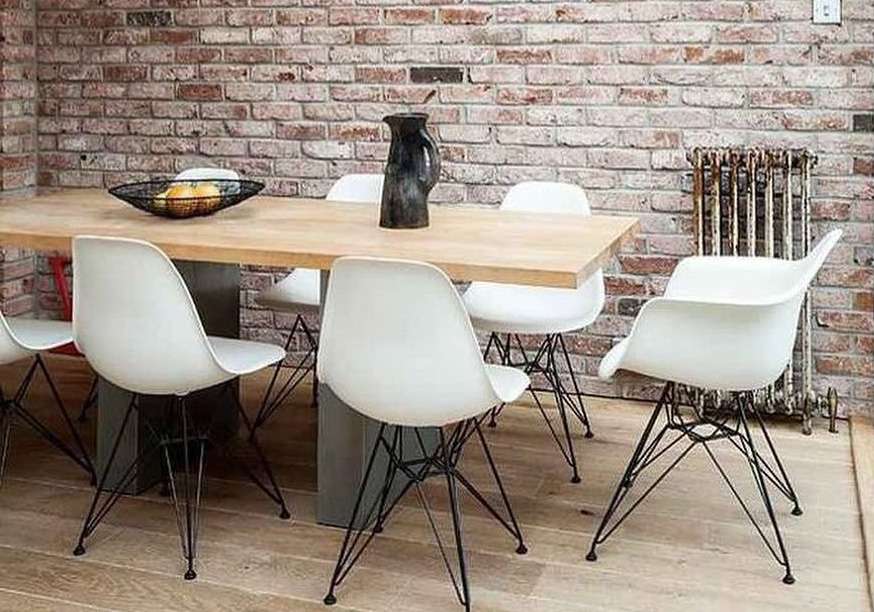 Mur d'accent intérieur en brique dans une salle à manger de cuisine