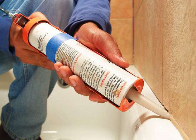 Sceller le pourtour des baignoires avec un calfeutrant acrylique comme celui-ci peut entraîner une défaillance prématurée du joint