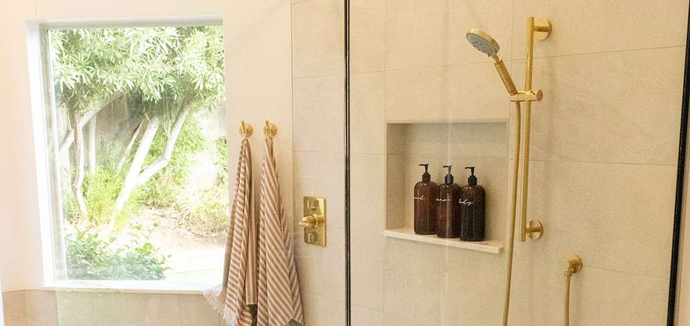 La pomme de douche à faible débit permet de réduire la consommation d'énergie pour le chauffage de l'eau