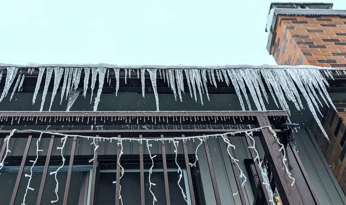Les barrages de glace exercent une charge importante sur les gouttières et provoquent une accumulation dangereuse de glaçons sur les maisons