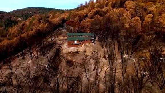 Il existe des maisons résistantes au feu abordables, cette maison RDS 3-G appartenant à Sean Jennings a échappé à l'incendie de forêt de 2015 dans le nord de la Californie