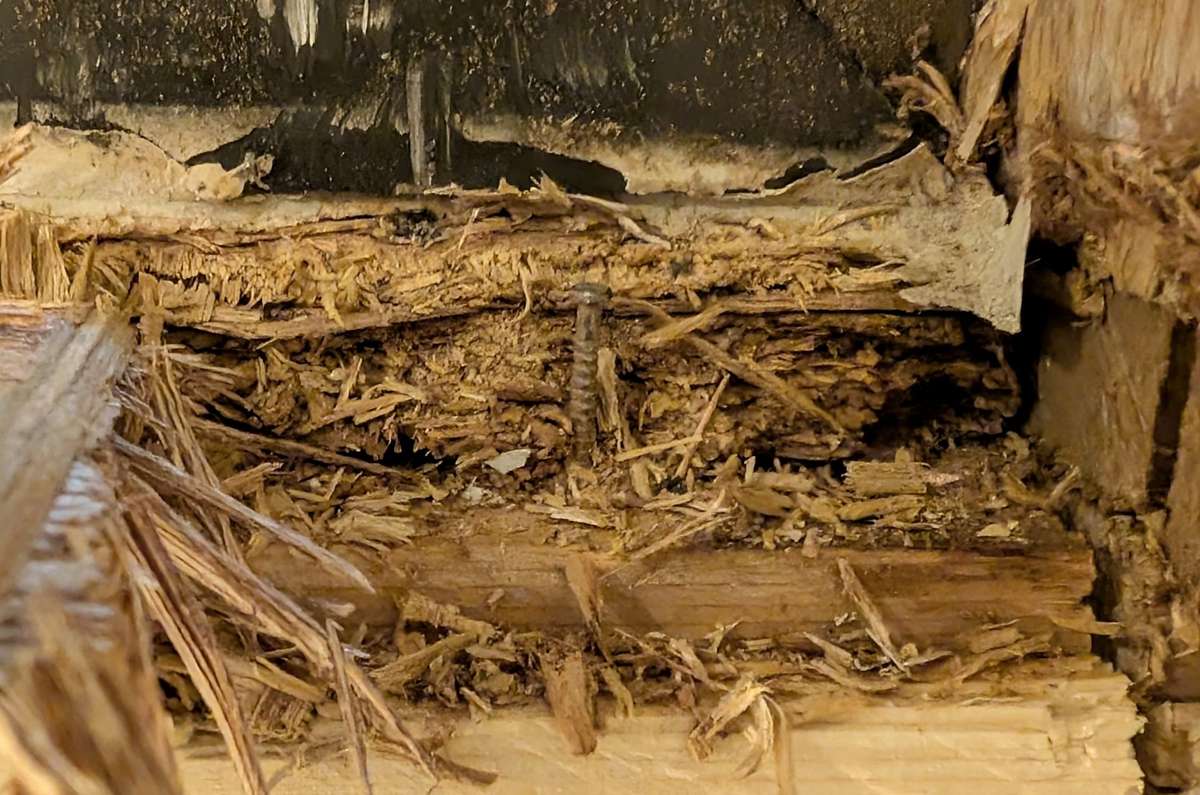 Une fenêtre a été rénovée ici au lieu d'être remplacée, le résultat a été une infiltration d'eau et de la pourriture du bois