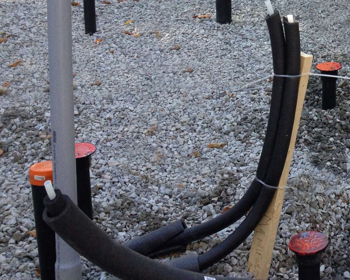 Insulating water lines below a monolithic slab for a LEED V4 Platinum house in Quebed
