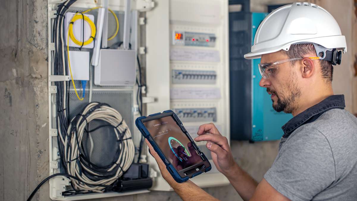 Un compteur électrique intelligent tournant à l'envers pour illustrer le concept de comptage net pour l'énergie solaire.