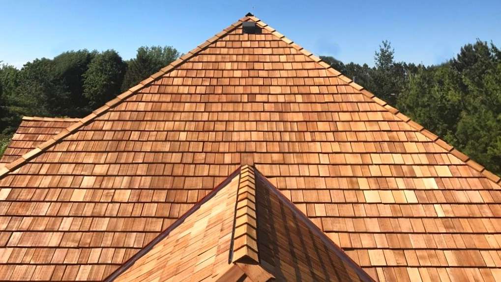Un gros plan d'un magnifique toit en bardeaux de cèdre bien entretenu montrant la texture et le grain du bois.