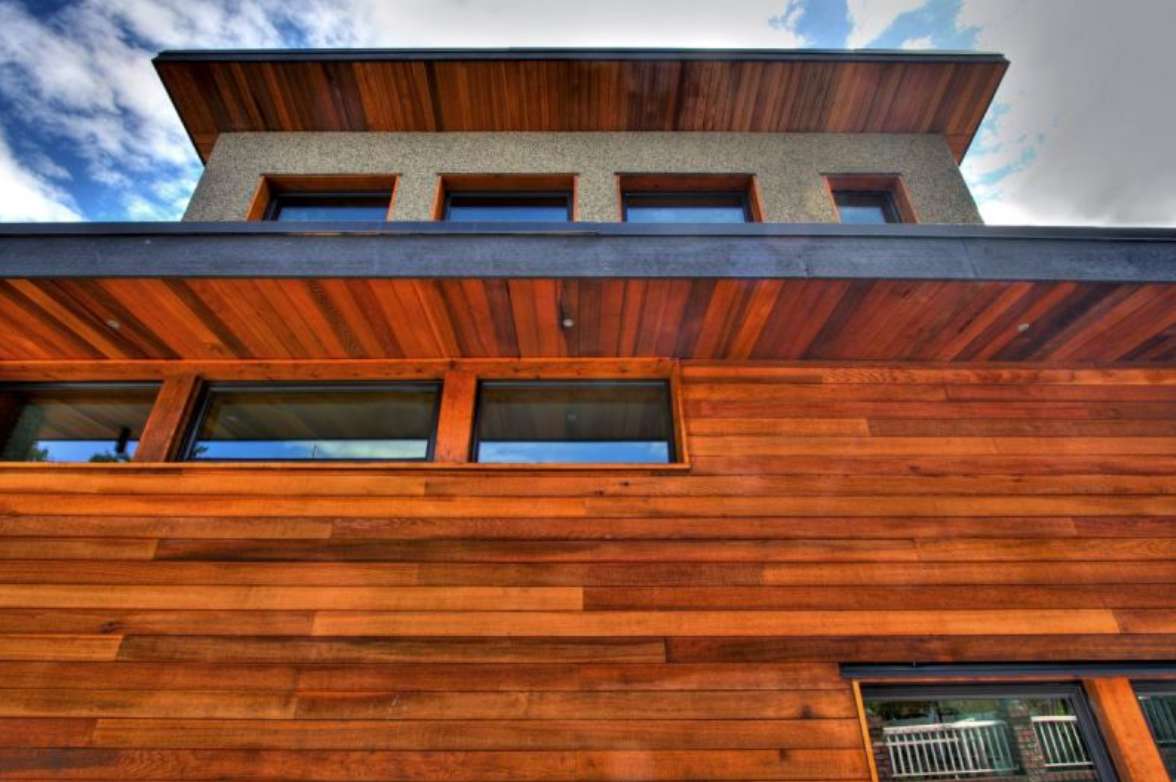 Détail de la première maison de ruelle (ADU) de Vancouver, la Mendoza Laneway House.