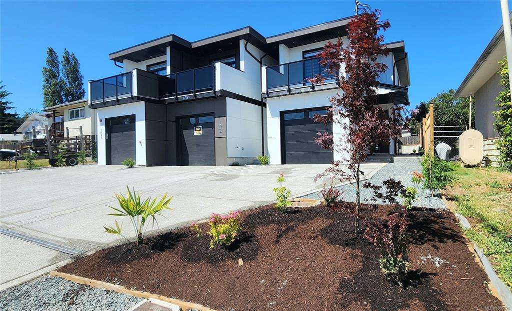 Un triplex moderne construit dans un quartier de Vancouver.