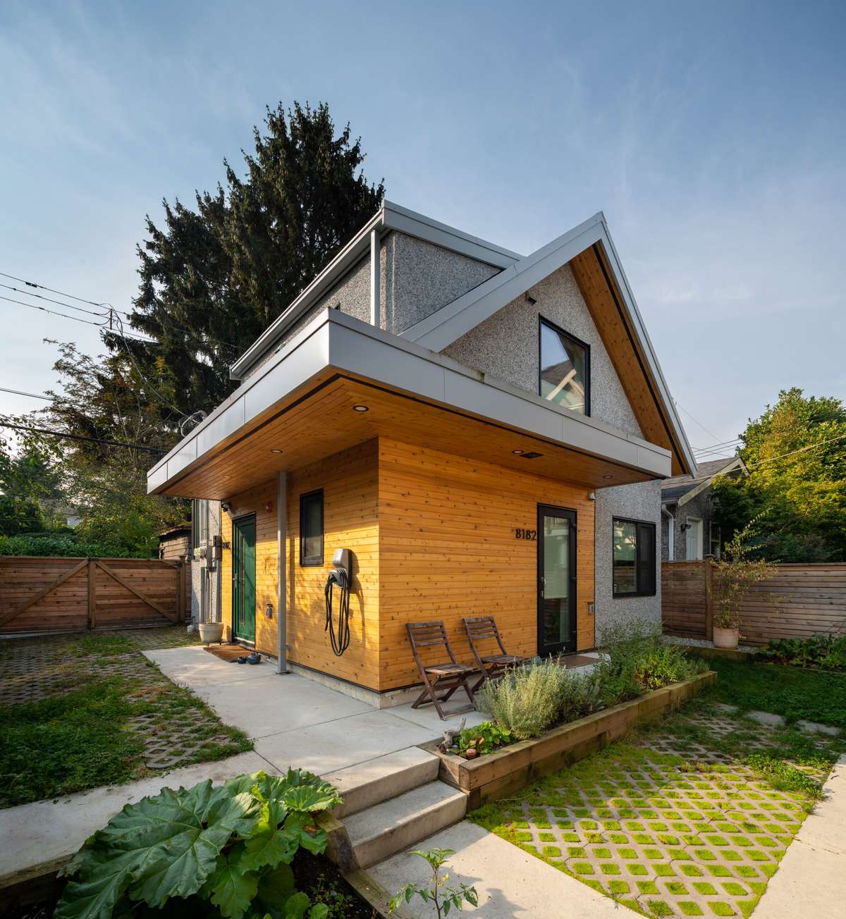 Une maison de ruelle nouvellement construite dans une arrière-cour de Vancouver, présentant un design moderne.