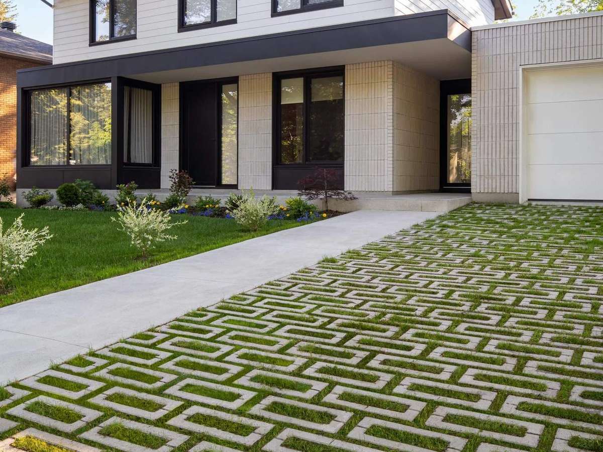 Pavés à gazon perméables à l'eau sur une allée Image © Techo-bloc