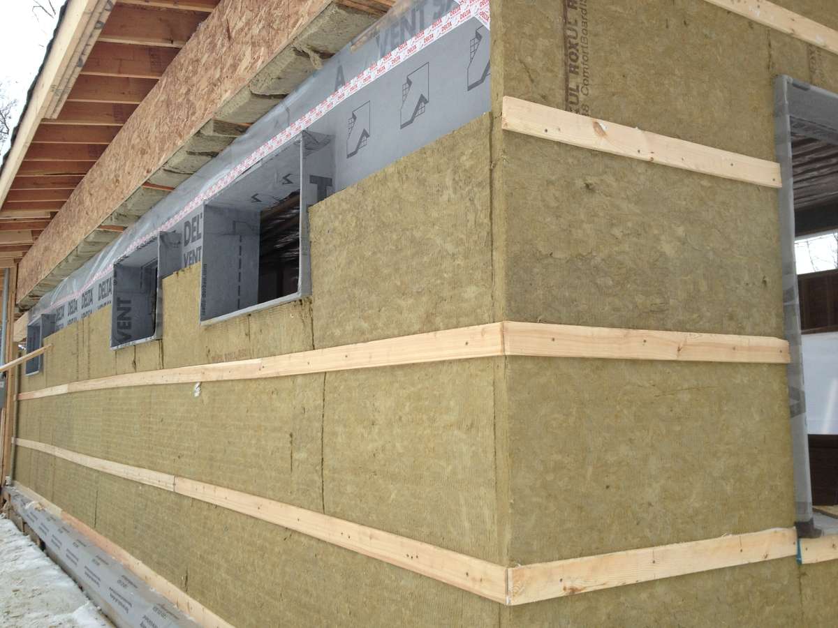 Exterior seamless rigid insulation on the exterior of walls to reduce thermal bridging